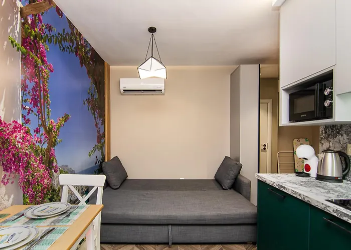 Tiny In Center Of アパート