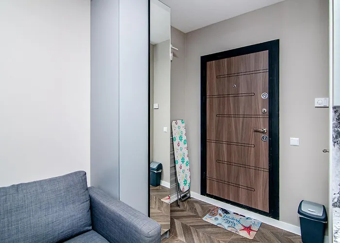 Tiny In Center Of アパート