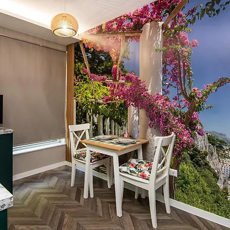 Tiny In Center Of Apartamento *