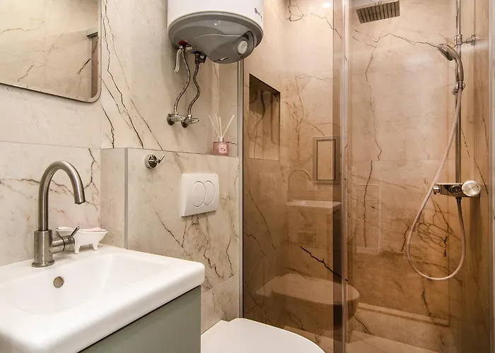 Tiny In Center Of Lejlighed *